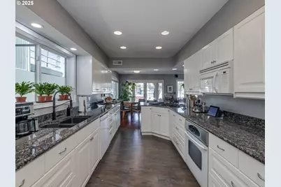 173 NE Bridgeton Rd #25, Portland, OR 97211 - Photo 12