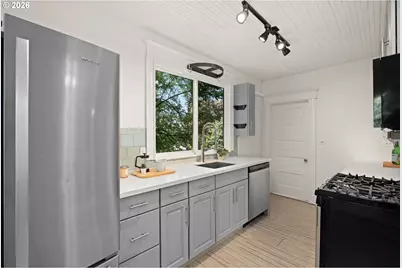608 SW Orchid St, Portland, OR 97219 - Photo 12