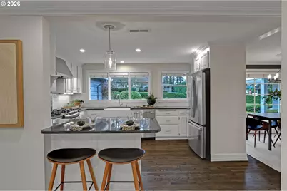 8725 SW White Pine Ln, Portland, OR 97225 - Photo 12