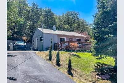 1389 NE Brooklyn Ave, Roseburg, OR 97470 - Photo 1
