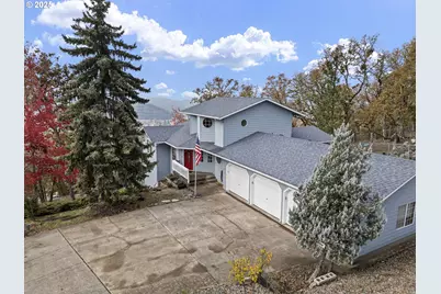 1495 SE Parkwood Dr, Roseburg, OR 97470 - Photo 1