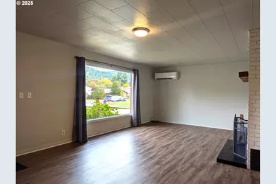 47564 School St, Oakridge, OR 97463 - Photo 6