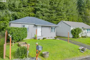 950 W 17th St, Coquille, OR 97423 - Photo 4