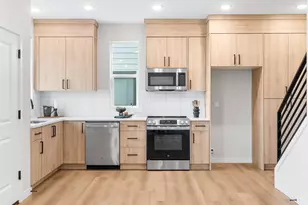 8630 SW 21st Ave, Portland, OR 97219 - Photo 4