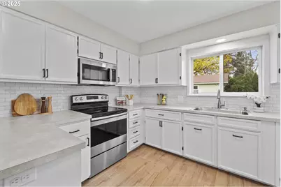 547 Fir St, Woodburn, OR 97071 - Photo 8