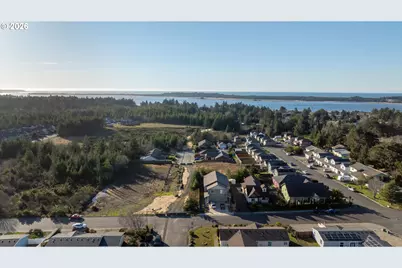 752 Madison St, Coos Bay, OR 97420 - Photo 2