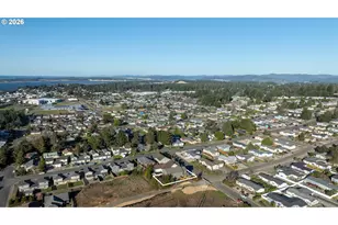 752 Madison St, Coos Bay, OR 97420 - Photo 14