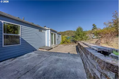 1661 NE Winter St, Roseburg, OR 97470 - Photo 6