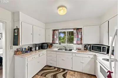 325 1st St SW, Bandon, OR 97411 - Photo 10