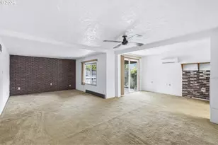 11833 SE Ash St, Portland, OR 97216 - Photo 8