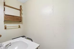 11833 SE Ash St, Portland, OR 97216 - Photo 32
