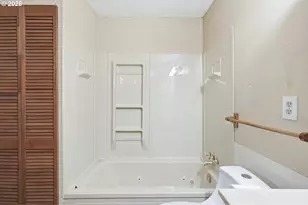 11833 SE Ash St, Portland, OR 97216 - Photo 26