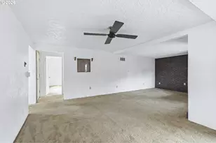 11833 SE Ash St, Portland, OR 97216 - Photo 12