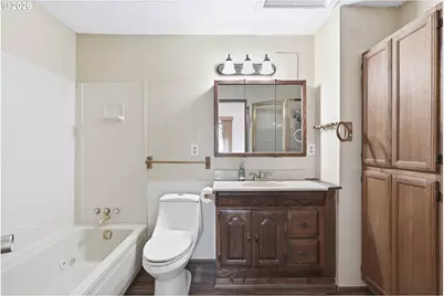 11833 SE Ash St, Portland, OR 97216 - Photo 24