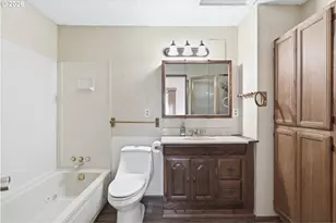 11833 SE Ash St, Portland, OR 97216 - Photo 24