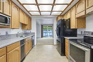 11833 SE Ash St, Portland, OR 97216 - Photo 16