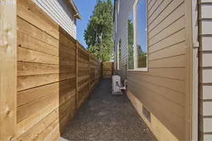 9421 N Macrum Ave, Portland, OR 97203 - Photo 14