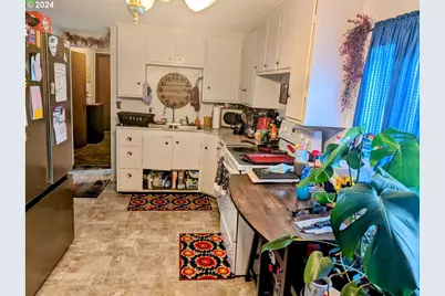 293 N Empire Blvd, Coos Bay, OR 97420 - Photo 10