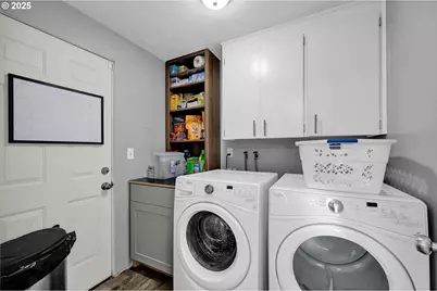 1756 10th St, Springfield, OR 97477 - Photo 16