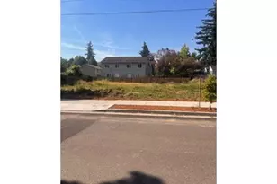 8770 SE Brooklyn St, Portland, OR 97266 - Photo 1