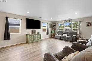 2029 Castle Ave, Roseburg, OR 97471 - Photo 2