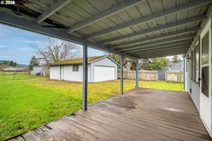 875 S 43rd St, Springfield, OR 97478 - Photo 4