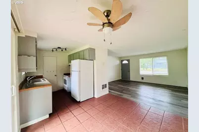 1940 Willow St, Florence, OR 97439 - Photo 4