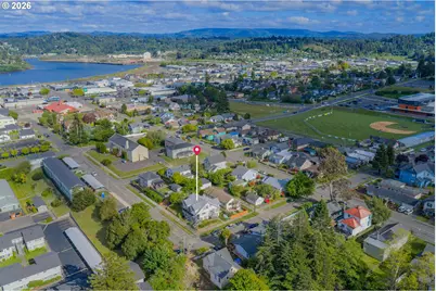 879 1/2 Donnelly Ave, Coos Bay, OR 97420 - Photo 8
