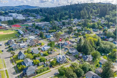 879 1/2 Donnelly Ave, Coos Bay, OR 97420 - Photo 6
