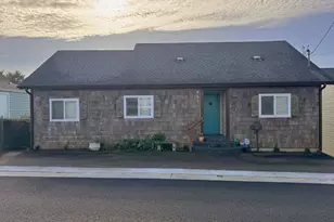 860 SW 10th St, Lincoln City, OR 97367 - Photo 2