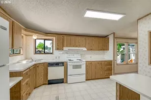 18485 SW Pacific Dr, Tualatin, OR 97062 - Photo 10