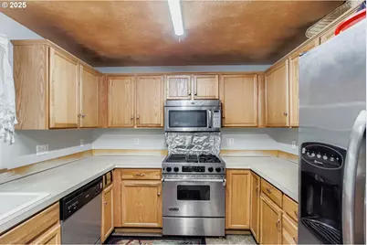 9827 N Ivanhoe St, Portland, OR 97203 - Photo 12