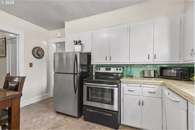 608 S Ivy St, Medford, OR 97501 - Photo 8