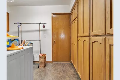 6593 Rippling Brook Dr SE, Salem, OR 97317 - Photo 24