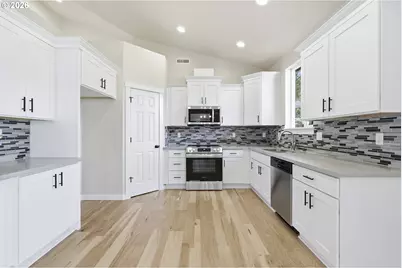 3905 SE 147th Ave, Portland, OR 97236 - Photo 12