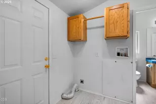 811 NE Paiute Ct, Redmond, OR 97756 - Photo 14
