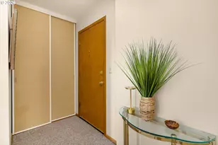 2393 SW Park Pl, Portland, OR 97205 - Photo 10