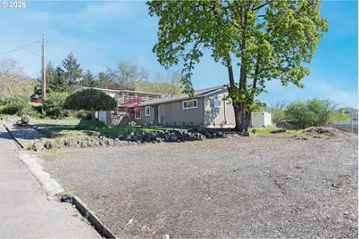 757 NE Clover Ave, Roseburg, OR 97470 - Photo 2