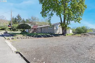757 NE Clover Ave, Roseburg, OR 97470 - Photo 2