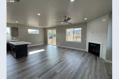 126 Coles Valley St, Sutherlin, OR 97479 - Photo 2