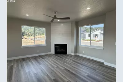 126 Coles Valley St, Sutherlin, OR 97479 - Photo 10