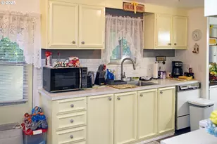 12430 N South Shore Ave, Portland, OR 97217 - Photo 10