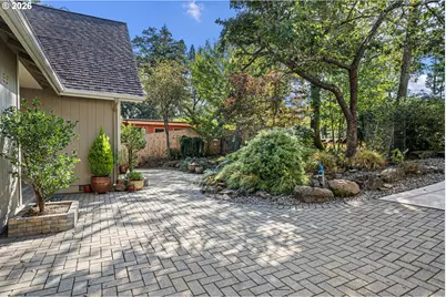85 W 35th Pl, Eugene, OR 97405 - Photo 2