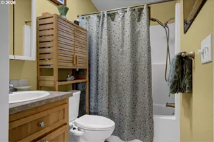 1522 E Washington Ave, Cottage Grove, OR 97424 - Photo 26