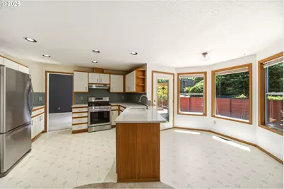 5002 SW Vacuna St, Portland, OR 97219 - Photo 4