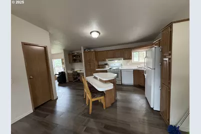 553 Carol St, Lowell, OR 97452 - Photo 2