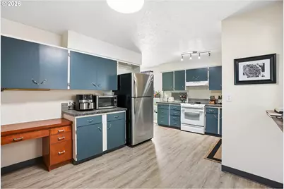 12406 SE Raymond St, Portland, OR 97236 - Photo 18