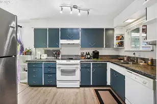 12406 SE Raymond St, Portland, OR 97236 - Photo 16