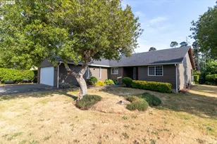 2040 23rd St, Florence, OR 97439 - Photo 2