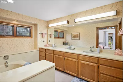 863 Fairway View Dr, Eugene, OR 97401 - Photo 20